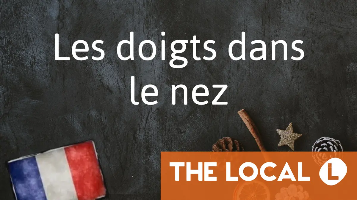 Les doigts dans le nez
